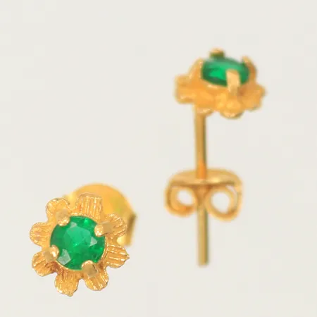 Ett par örhängen med gröna stenar 6,5x6,5mm 21K  Vikt: 1,3 g