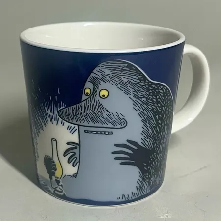 Mugg Mumin Mårran / Mörkö Stämplad by Arabia, porslin, Höjd 8 cm, Ø8,5 cm, rymmer 0,3L. Snr: IP0615 Skickas med paket.