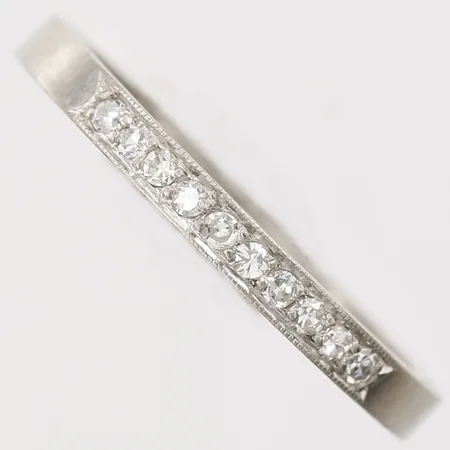 Ring med diamanter 0,12ctv enligt gravyr, dekor i relief, stl: 17½, bredd: 2mm, Örns Juvelatelje, Göteborg 1962, 18K vitguld Vikt: 3 g