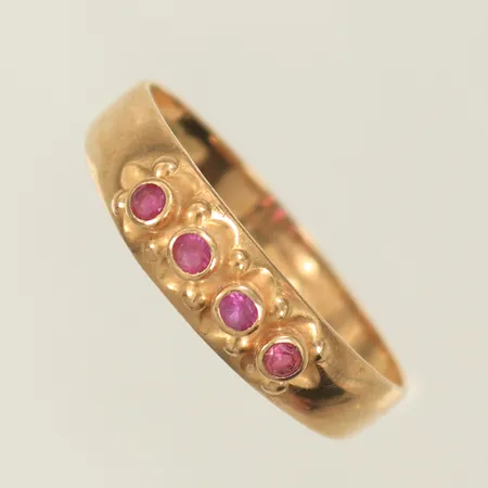 Ring med 4 röda stenar, stl 17¼ bredd 2,5-4,5mm, skena något ojämn, 14K Vikt: 1,2 g