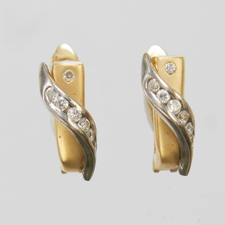 Ett par örhängen med vita stenar, längd 15mm, bredd 5mm, 14K, bruttovikt 3,9g Vikt: 3,9 g