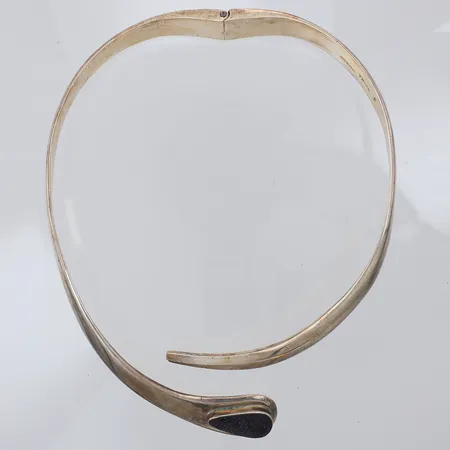 Collier stelt öppningsbart lila glittrig sten, ca 11,5mm x 12mm, stämplad Mexico, Silver 925/1000 Vikt: 106,5 g