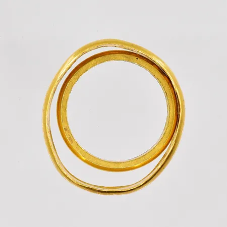 2 Ringar, graverade, buckliga, 23K Vikt: 14,1 g