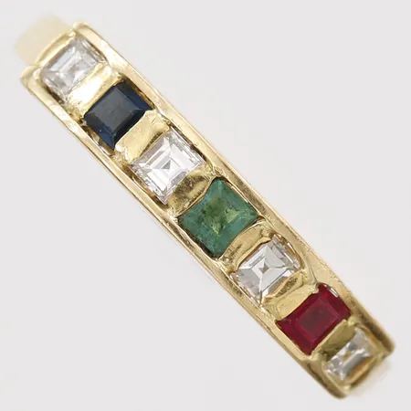 Ring med prinsesslipade diamanter 4 x ca. 0,05ct, rubin, smaragd och safir, stl: 18, bredd: 2-4mm, 18K guld Vikt: 3,4 g