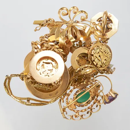 Diverse guld, defekt, buckligt, skevt, saknar stenar, 18K, bruttovikt 231,4g Vikt: 231,4 g