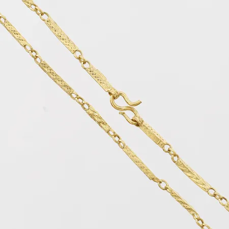 Kedja, stavlänk, längd 50, bredd 1,5mm, slitage, bucklor, 23K guld. Vikt: 7,5 g