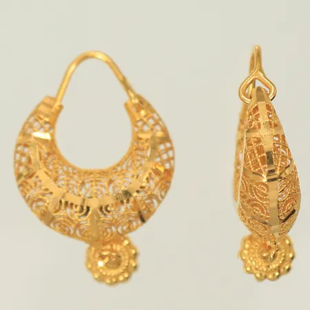 Ett par örhängen med filigranarbete 25x18mm 21K Vikt: 3,4 g