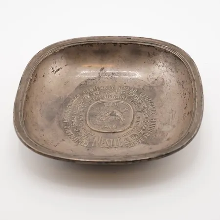 Fat, silver, 13cm x 13cm, höjd 2,5cm Vikt: 98,5 g