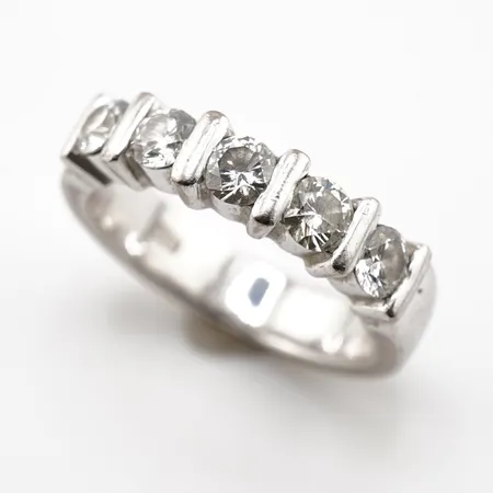 Ring m 5 diamanter ca 0,25ct/styck totalt ca 1,25ct uppskattningsvis W SI, vitguld, stl 17½(54), bredd ca 5mm, 18k Vikt: 9,1 g