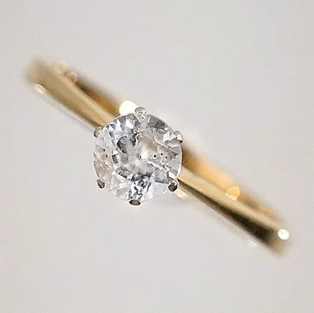 Ring med vit sten (glas) stl 18¼ bredd 2.7-5.3mm 18k 2,2g Vikt: 2,2 g