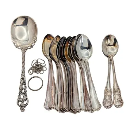 Diverse silverföremål, bestick och silversmycken, bruksmärken, gravyr förekommer Vikt: 292,8 g