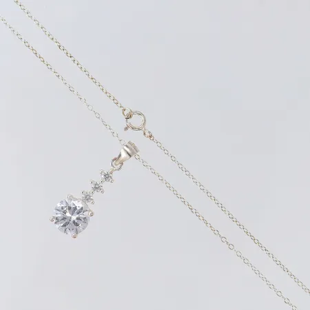 Kedja med hänge vit sten, längd 40-45cm, bredd 1,2mm, hänge längd inkl ögla 25mm bredd ca 4-8,5mm, 925/1000 silver  Vikt: 3,3 g