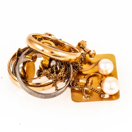 Diverse defekt/graverat guld i 18K. Vikt: 28,4g.