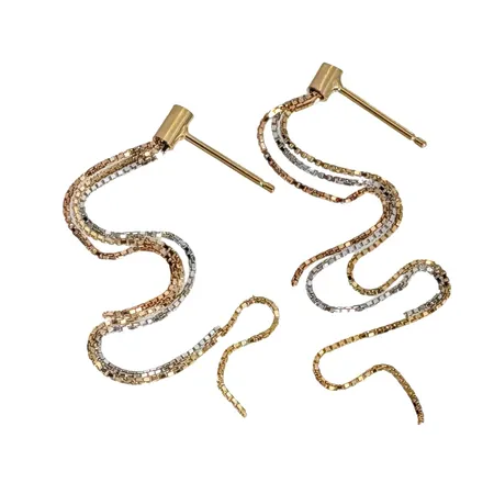 Örhängen, 18K guld, trefärgad modell, total längd 83 mm, fästenas längd (till de hängande kedjorna) 3,3 och 4,5 mm, fint skick, ploppar saknas Vikt: 1,9 g