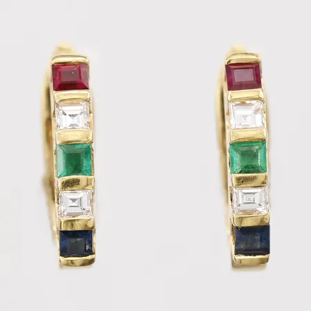 Ett par örhängen med prinsesslipade diamanter 4 x ca. 0,05ct, rubiner, smaragder och safirer, höjd: 15mm, bredd: 3mm, 18K guld Vikt: 4,4 g