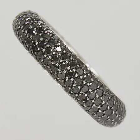 Ring med svarta diamanter 195 x ca.0,005ct, Ø18, bredd: 4,6-5mm, ostämplad, vitguld, 18K Vikt: 4,6 g