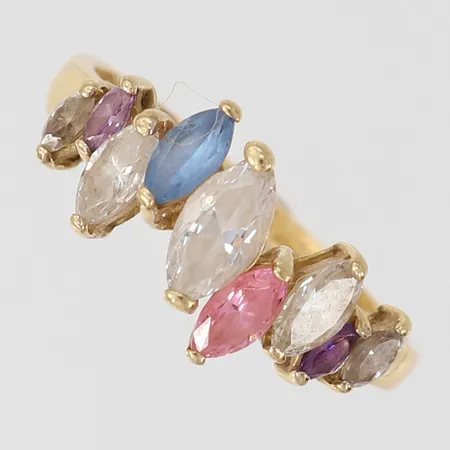 Ring med vita och färgade stenar, stl: 19¾, bredd 1,8-10mm, 14K.  Vikt: 3,6 g