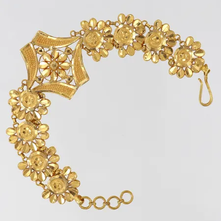 Armband med dekor, halvstelt, längd 16,5-19cm, bredd 17-27mm, 22K.  Vikt: 11,6 g