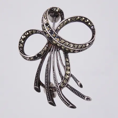 Brosch med markasiter längd: ca 4,4cm bredd: ca 30mm flera stenar saknas 830/1000 silver  Vikt: 8 g