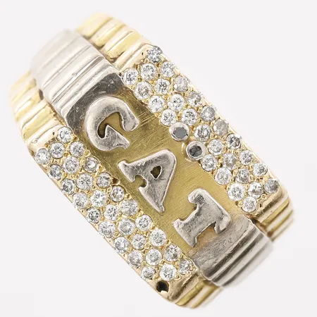 Klackring med diamanter 57 x ca 0,01ct merparten syntetiska, stl:19½. 18K guld Vikt: 24,2 g