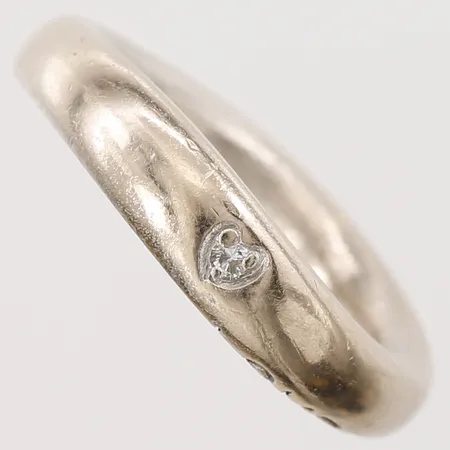 Ring med diamant 0,02ct enligt gravyr, Ole Lynggaard, "Love Ring 4", stl: 16, bredd: ca. 4mm, design Charlotte Lynggaard, bruksslitage, gravyr, 18K vitguld Vikt: 11 g