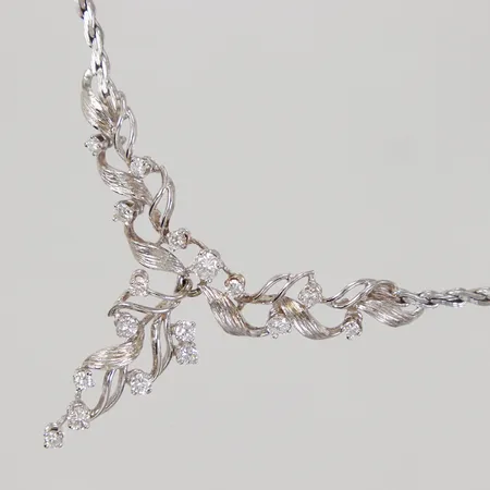 Collier med briljantslipade diamanter 17st totalt ca 1,10 ctv, ca W(H)/VS, enstaka med nagg, längd 42cm, lås samt hängdel med sprickor i guldet, vitguld 18K Vikt: 21,1 g