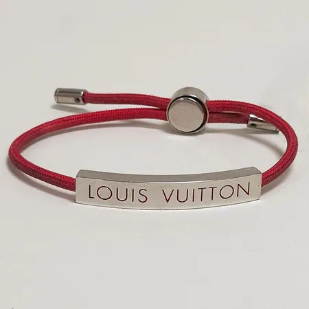 Armband Louis Vuitton Space bracelet, ref.nr: M67418, serienr: DP1109, justerbar storlek, rostfritt stål samt nylon, smutsigt band, mindre repor samt nagg på metallen, dustbag samt box, inga övriga tillbehör