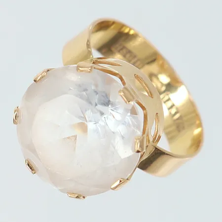 Ring med vit sten, stl: 17¼, bredd 5-15mm, 18K. Vikt: 5,2 g