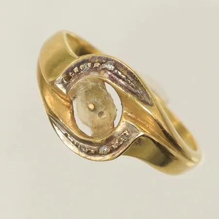 Ring med 5 diamanter ca 0,005ct/st och saknar en pärla, stl 18 bredd 2-11mm, 18K Vikt: 3,2 g