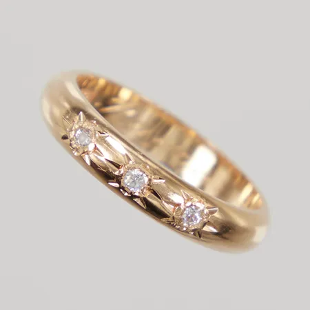 Ring med vita stenar stl 17, bredd 3,8mm, gravyr, 18K Vikt: 4,5 g