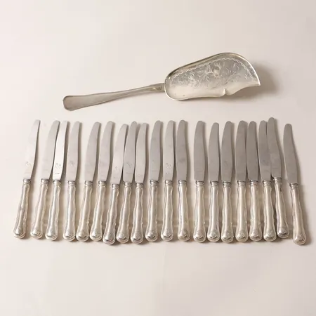 Serveringsspade, längd: 27,5cm, dansk kontrollstämpel, 20 Förrättsknivar, modell Hallbergs Chippendale, längd: 17,5cm, monogram, blad i rostfritt stål, CG Hallberg, nysilver.
