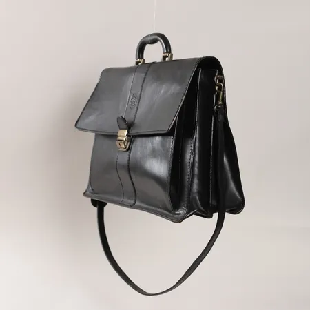 Portfölj, Vezzano, svart läder, invändigt fack, ca 30x42x14cm, bruksslitage, märken. Skickas med postpaket.