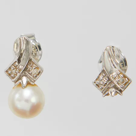 Ett par örhängen, ca 14x6,5mm, defekt, saknar pärla, 18K Vikt: 2 g