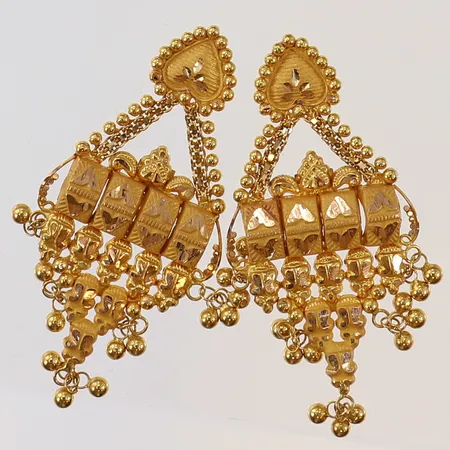 Ett par örhängen med filigranarbete, 45x23mm, saknar snurrebussar, 21K. Vikt: 4,1 g