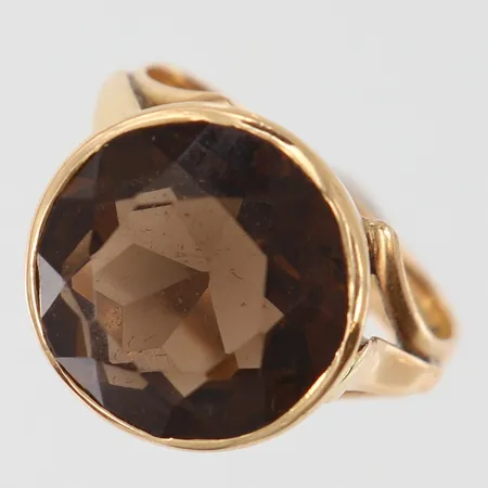 Ring med mörk sten, stl: 17½, bredd 3,2-15mm, 14K.  Vikt: 6,5 g