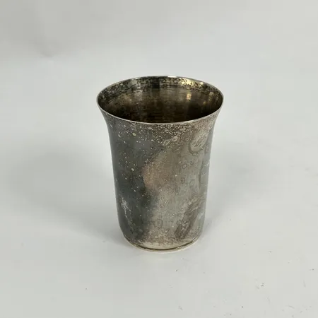 Supkopp Ø5,5cm, höjd 4,3cm, "Skål för nya tider - Nytt millenium - Till firandet av år 2000 - Nytt sekel", ojämnheter, INP, 925/1000 silver Vikt: 28,9 g