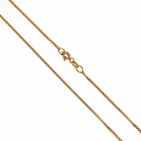 Kedja Venezia i 18K guld. Den är 46 cm lång, 1,1 mm bred och väger 4,7g. Sliten springring.