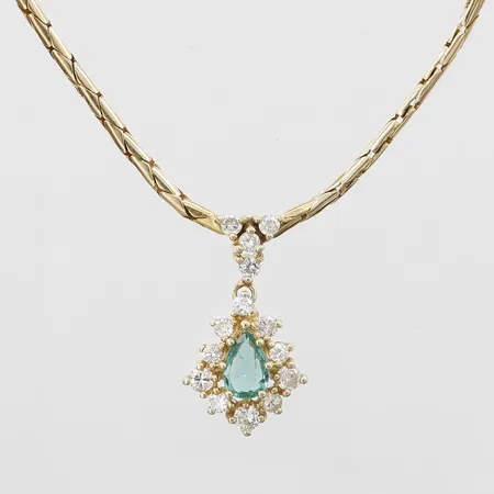 Collier med droppslipad smaragd ca 0,29ct samt briljantslipade diamanter totalt ca 0,30ct, 44cm, bredd 1,5mm, 14K Vikt: 11,2 g