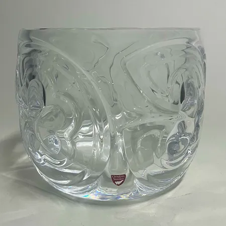 Skål Orrefors design Martti Rytkönen etikettmärkt, numrerad 4220-131, ca 15,5cm hög, ca 17,5cm bred, glas, bruksslitage, vikt: 4,3kg Skickas med paket.