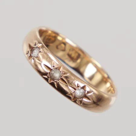 Ring med vita stenar stl 17, bredd 4,3mm, slitna stenar, 18K, Vikt: 3,9 g