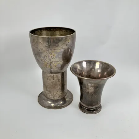 Två bägare, höjd 10cm/16cm, gravyr, 813/1000 silver Vikt: 275,3 g