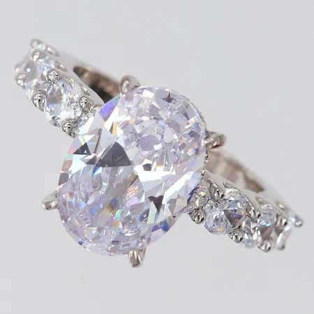 Ring med vita stenar, stl: 18, bredd 2,8-14mm, Silver 925/1000. Vikt: 7,7 g