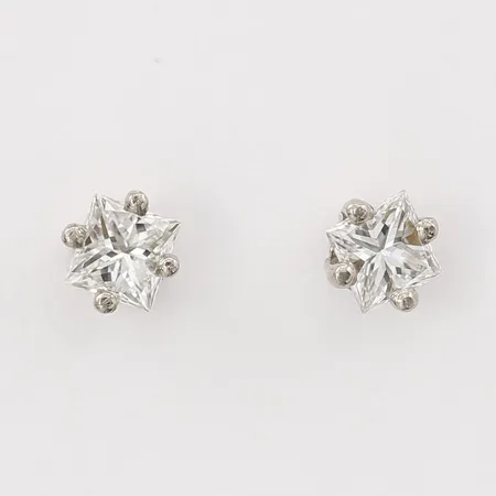 Ett par örhängen med prinsesslipade diamanter 2 x ca 0,15ct, 18K vitguld Vikt: 0,9 g