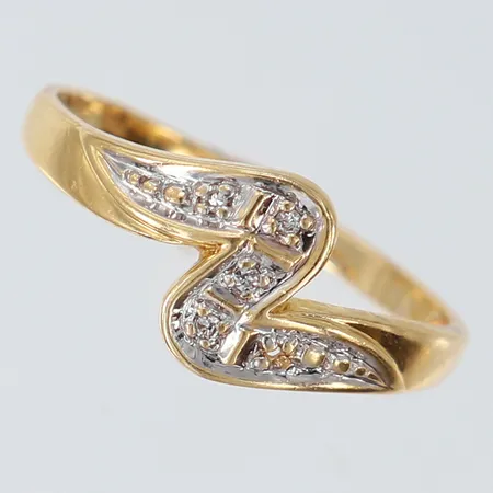 Ring med diamanter ca 4 x 0,005-0,01ct, stl 17¾, bredd ca 1,5-8,5mm, en diamant saknas, GFAB, 18K Vikt: 1,7 g