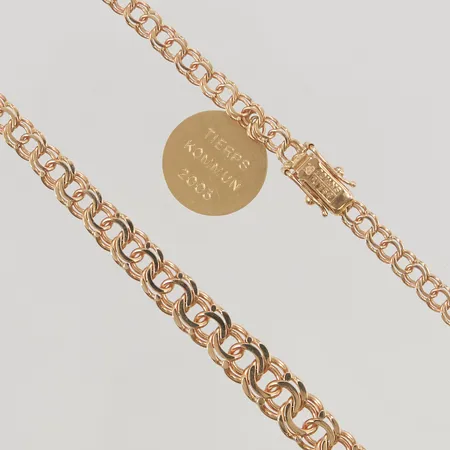 Collier 43,5cm, bredd:4-7mm, 1 graverad berlock, 18K 18,3g.