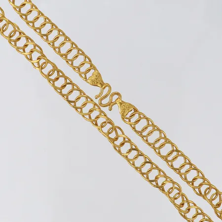 Collier tvinnad, längd 46,5cm, bredd 8,5mm, 21K.  Vikt: 20,5 g