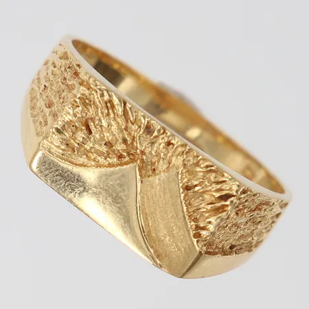 Klackring med dekor, stl: 20¼, bredd 2,4-9mm, 18K.  Vikt: 5,5 g