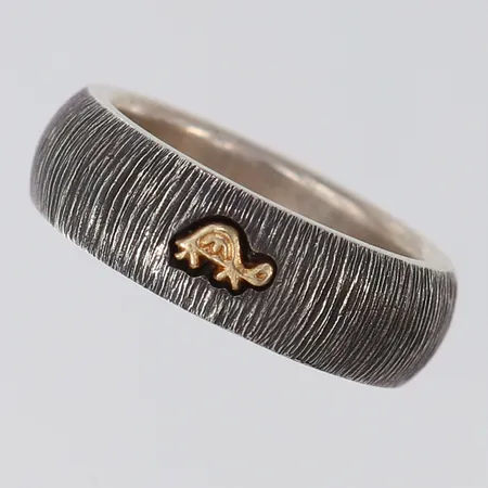 Ring matterad dekor, stl 18, bredd ca 6,5mm, Sandberg Sweden AB, 925/1000 silver Vikt: 11 g