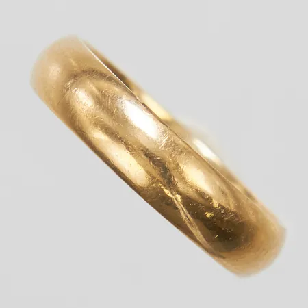 Ring slät, stl16¾, bredd 4,5mm, gravyr, 18K Vikt: 5,6 g