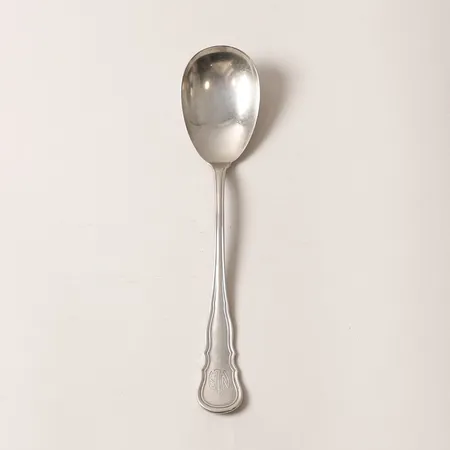 Serveringssked, modell Hallbergs Chippendale, längd: 21cm, monogram, CG Hallberg, Stockholm år 1916, 830/1000 silver. Vikt: 62 g